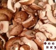 Insalata vegetariana di patate con funghi