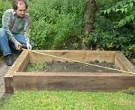 Cum să faci un pat de grădină din materiale vechi